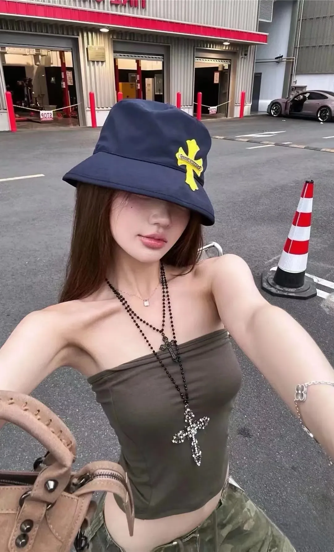 P70 Chrome Hearts CH Crank Bait Navy leather cross fisherman hat, same style for men and women. Custom-woven and dyed navy blue and yellow nylon fabrics, hand-cut imported colorless yellow crosses, and 925 silver scrolls.